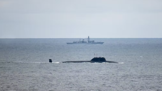 Fregata HMS Portland, monitorizând un submarin rus în Marea Nordului. Foto: Ministerul Apărării din Marea Britanie