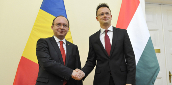 Ministrul român de Externe Bogdan Aurescu și omologul său maghiar Peter Szijjarto. Foto: MAE român