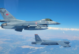 Un avion F-16 al Turciei, escortând un bombardier american de tip B-52. Sursă foto: Ministerul Apărării de la Ankara
