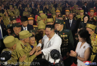 Liderul nord-coreean Kim Jong-un alături de soldați ai Coreei de Nord și veterani