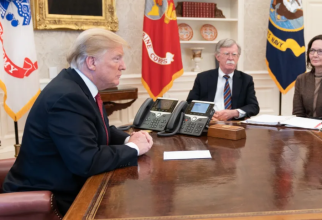 Fostul președinte american Donald Trump, alături de fostul său consilier de securitate John Bolton și Gina Haspel, fost director al CIA. Foto: White House