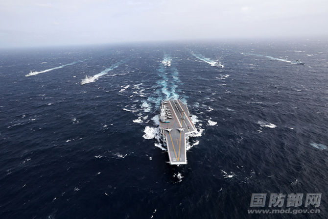 Portavionul chinez Liaoning în fruntea grupului său de luptă. Foto: Ministerul Apărării de la Beijing