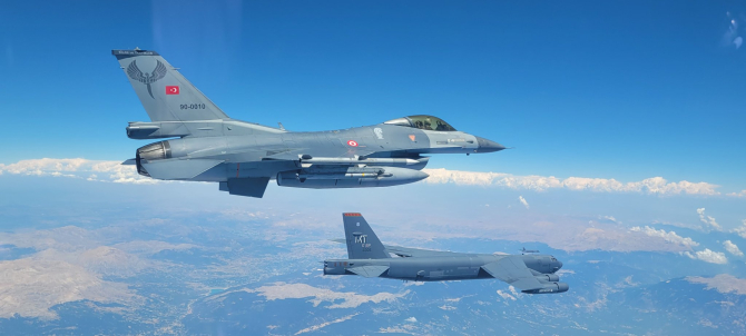 Un avion F-16 al Turciei, escortând un bombardier american de tip B-52. Sursă foto: Ministerul Apărării de la Ankara