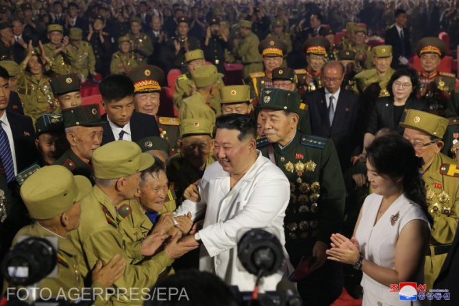 Liderul nord-coreean Kim Jong-un alături de soldați ai Coreei de Nord și veterani