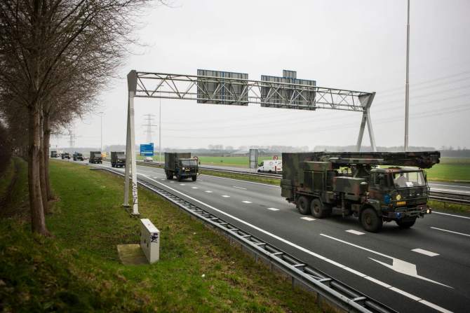 Sisteme Patriot olandeze, transportate pe o șosea din Olanda pentru a fi îmbarcate și transportate în Turia în vederea unui exercițiu militar. Foto: NATO