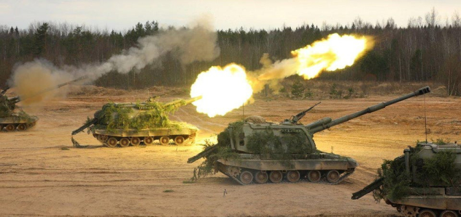 Artilerie rusă - obuziere de tip 2S19, în timpul unor exerciții. Sursă foto: Ministerul Apărării de la Moscova