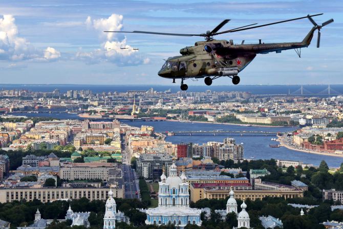 Elicopter militar deasupra Sankt Petersburgului, în timpul pregătirilor pentru paradă. Foto: Ministerul Apărării din Rusia