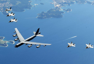 Un bombardier american B-52, zburând alături de avioane F-35 și F-16 Fighting Falcon deasupra Mării Adriatice, în timpul unui exercițiu italiano-american desfășurat în 2019. Sursă foto: U.S. Air Force