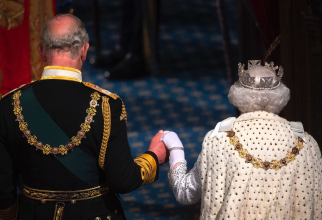 Regele Charles al III-lea al Marii Britanii, pe atunci Prinț de Wales, și regretata sa mamă Regina Elisabeta a II-a. Sursă foto: Royal Family