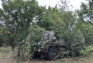Sistem american HIMARS în pădurile Ucrainei. Foto: Captură video YouTube @WSJ