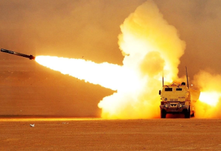 Tragere cu un sistem High Mobility Artillery Rocket System (HIMARS)