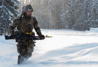 Soldat eston în timpul unor exerciții de iarnă ale NATO. Sursă foto: Alianța Nord-Atlantică