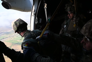 Parașutist militar român, în timpul unui salt din cadrul unui exercițiu militar efectuat alături de Grupul de Luptă al NATO din România (BGFP). Foto: Captură video MApN via DefenseRomania 