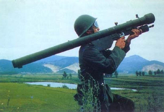 Tragere cu sistem portabil antiaerian (MANPADS) sovietic de tip 9K32 Strela. Foto: Wikipedia via U.S. Army