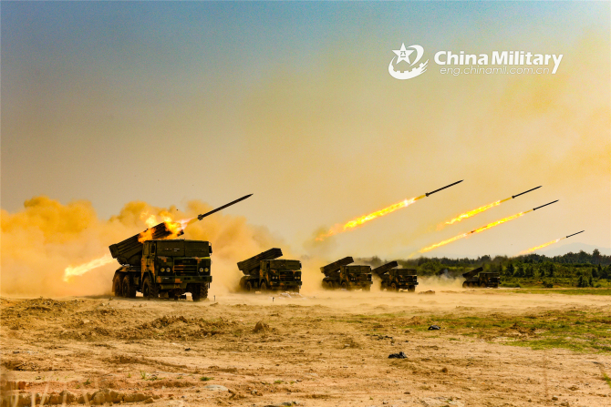 Armata Chinei executând trageri cu lansatoare de rachete în timpul unor exerciții militare. Sursă foto: Ministerul Apărării de la Beijing