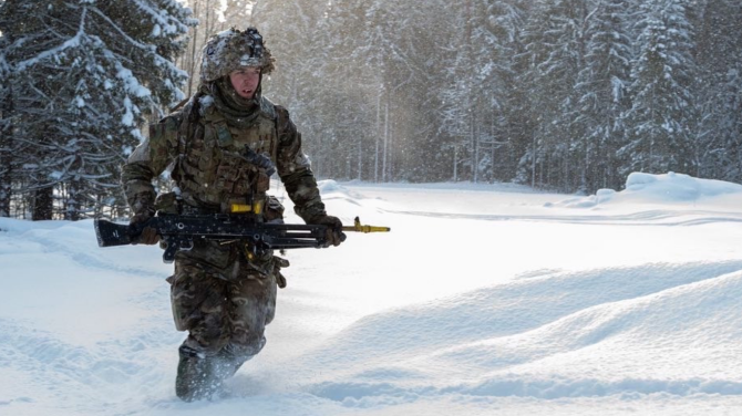 Soldat eston în timpul unor exerciții de iarnă ale NATO. Sursă foto: Alianța Nord-Atlantică