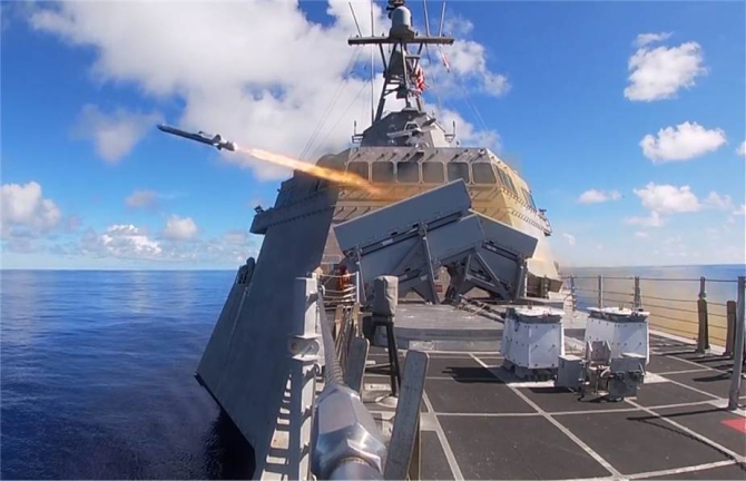 USS Gabrielle Giffords lansează o rachetă antinavă de tip Naval Strike Missile (NSM) în cadrul unui exercițiu. Foto: U.S. Navy