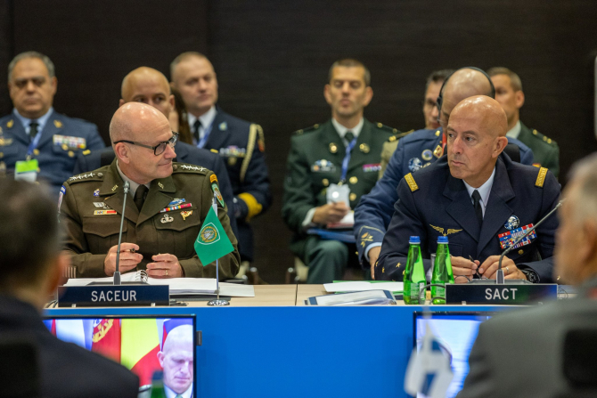 Foto: Comandantul suprem aliat în Europa (SACEUR), gen. Christopher Cavoli - stânga; Comandantul Suprem Aliat pentru Transformare (SACT) gen. Philippe Lavigne / facebook, NATO