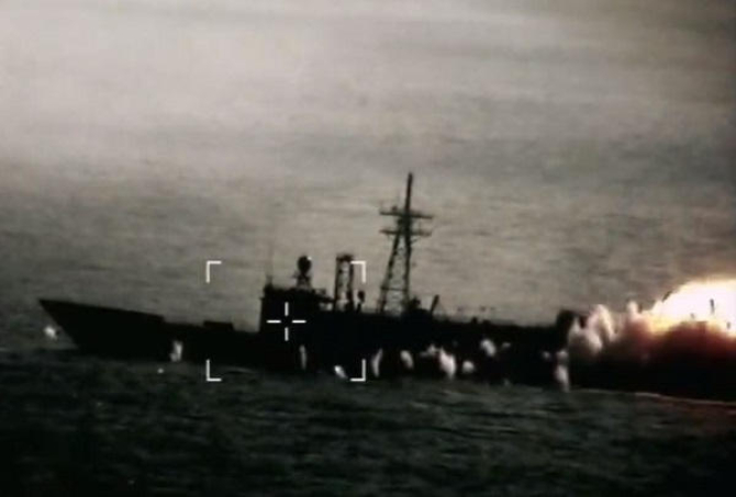 Momentul lovirii fregatei dezafectate USS Boone, în cadrul unei demonstrații de forță fără precedent a SUA și Marea Britanie. Foto: Captură video YouTube