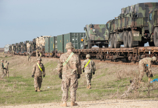 Soldații Armatei SUA, Batalionul 5 Regimentul Artilerie Apărare Aeriană, se pregătesc să descarce vehicule de sprijin militar și sisteme de apărare antirachetă „Patriot” dintr-un tren în timpul exercițiului „Patriot Shock” în Capu Midia, 2016 / flickr, De
