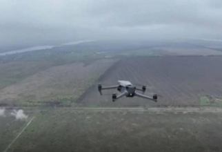 Dronă de cercetare Mavic 3, filmată de o dronă „inamică” Foto: Captură video