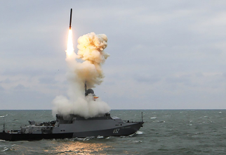 Lansarea unei rachete Kalibr de pe o navă de suprafață a Marinei ruse. Foto: Ministerul Aprării de la Moscova via U.S. Naval Institute