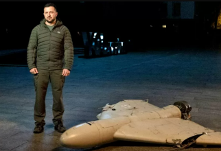 Președintele Volodimir Zelensky, alături de o dronă iraniană Shahed-136 capturată de ucraineni. Foto: Captură video Administrația Prezidențială a Ucrainei