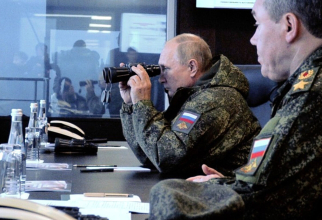 Președintele rus Vladimir Putin și Valeri Gherasimov, șeful Marelui Stat Major al Armatei ruse. Foto: Kremlin