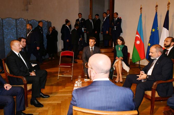 Președintele azer Ilham Aliyev și premierul armean Nikol Pashinian în Republica Cehă, împreună cu Emmanuel Macron și președintele Consiliului European Charles Michel / Facebook, Ilham Aliyev