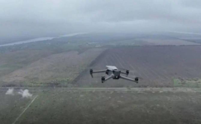 Dronă de cercetare Mavic 3, filmată de o dronă „inamică” Foto: Captură video