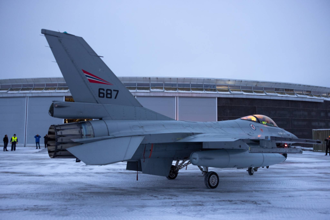 2. Foto: F-16... (f-16-norvegian_69601600.jpg)