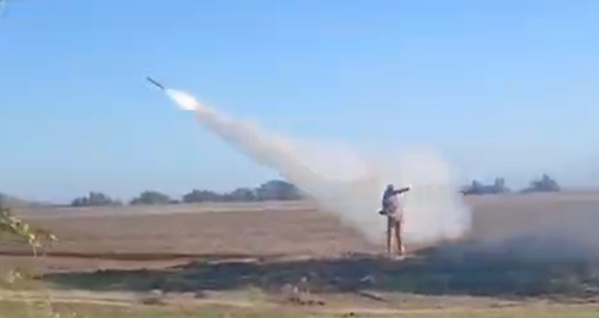 Momentul în care o rachetă din sistemul portabil antiaerian Igla e lansată pentru a intercepta o rachetă de croazieră rusească ce zbura la joasă altitudine. Foto: Captură video