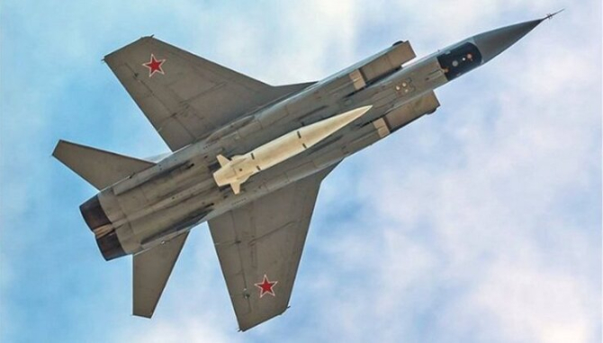 MiG-31K rus, purtând o rachetă Kinzhal
