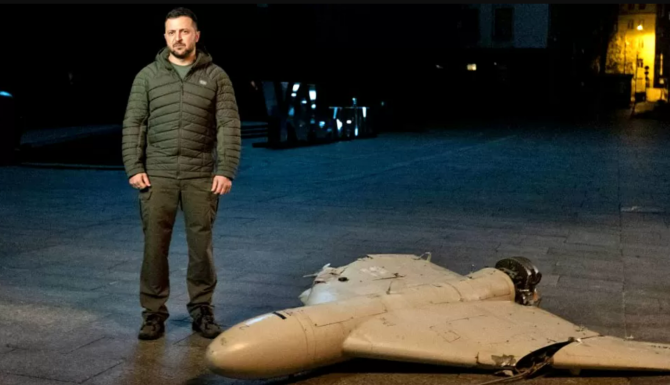 Președintele Volodimir Zelensky, alături de o dronă iraniană Shahed-136 capturată de ucraineni. Foto: Captură video Administrația Prezidențială a Ucrainei
