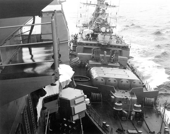 Navele americane USS Yorktown și USS Caron, lovite intenționat de sovietici în Marea Neagră în 1988. Foto: Ambasada SUA în România
