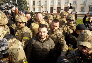 Președintele ucrainean Volodimir Zelenski, în vizită în orașul Herson, eliberat de sub ocupație rusă. Foto: InUkraine