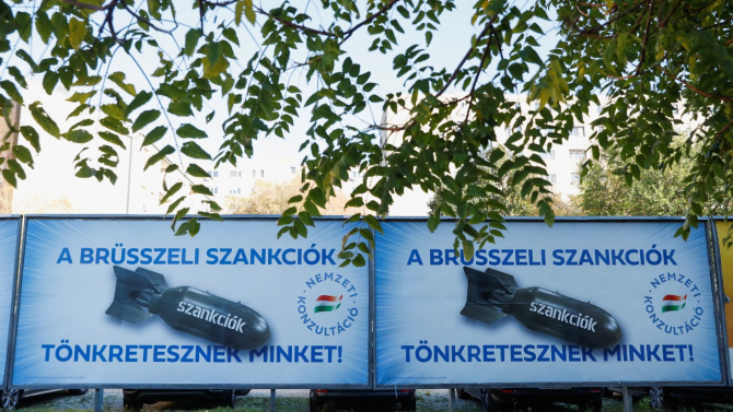 La Budapesta, pe panouri publicitare guvernamentale scrie „Sancțiunile Bruxelles-ului ne distrug”, ilustrând sancțiunile U.E ca pe o bombă.