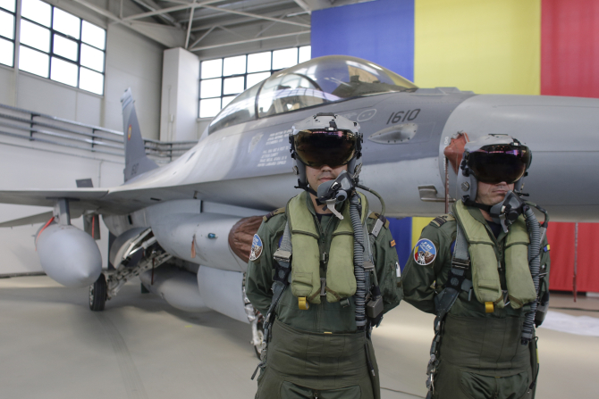Piloți români, în 2016, în timpul ceremoniei de sosire în România a primelor 6 avioane F-16 Fighting Falcon din lotul de 12 achiziționate din Portugalia. Ulterior au fost achiziționate încă 5, acestea completând prima escadrilă de F-16. Foto: Inquam Photo