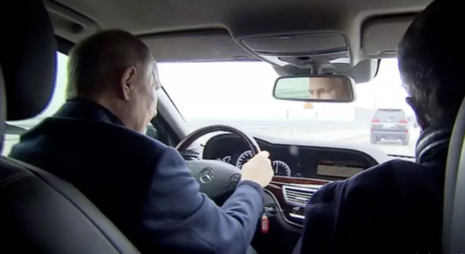 Putin, la volanul unei mașini, pe podul Crimeei. În materialul video se ...