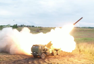 Lansarea unei rachete dintr-un sistem HIMARS aflat în dotarea României. Foto: Captură video MApN