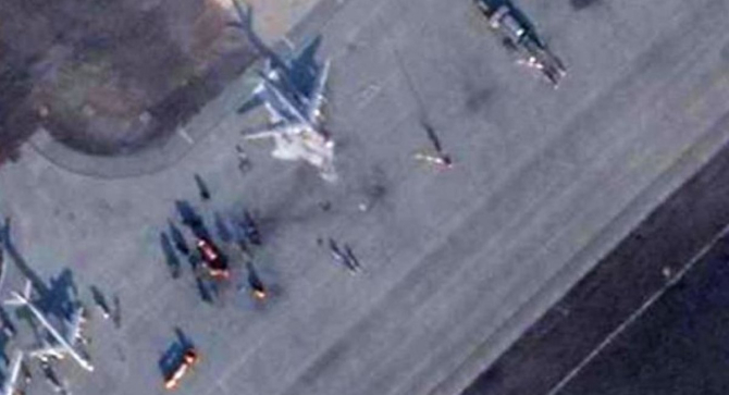 Imagini din satelit cu un bombardier strategic ruses Tu-95 avariat la baza aeriană militară rusă din Engels, Saratov.