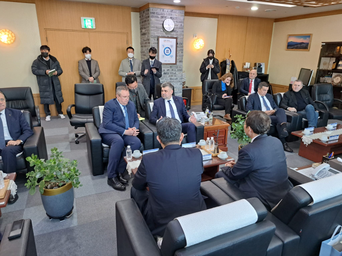 Delegația română condusă de premierul Nicolae Ciucă, în Coreea de Sud. Foto: Guvernul României