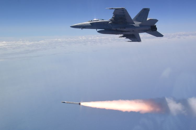 Un avion F/A-18 Super Hornet american, lansând cu succes o rachetă antiradar cu rază extinsă AARGM-ER. Foto: U.S. Navy 