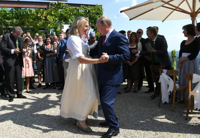 Fostul ministru de externe al Austriei Karin Kneissl, și invitatul special de la nunta sa în 2018, președintele rus Vladimir Putin. Foto: Karin Kneissl 
