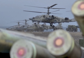 Elicoptere de atac rusești de tip Ka-52 marcate cu semnul invadării Ucrainei. Foto: Ministerul Apărării din Rusia