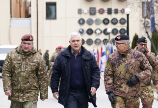 Ministrul Apărării Naţionale, Angel Tîlvăr, şi şeful Statului Major al Apărării, generalul Daniel Petrescu, vizită la baza militară NATO din Priştina, Kosovo. Sursa foto: MApN.