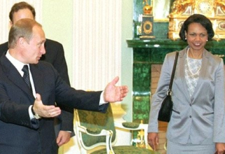 Condoleezza Rice, primită la Kremlin de președintele rus Vladimir Putin în 2001, pe vremea când ocupa funcția de consilier pe probleme de securitate națională a președintelui american George W. Bush. Foto: Kremlin