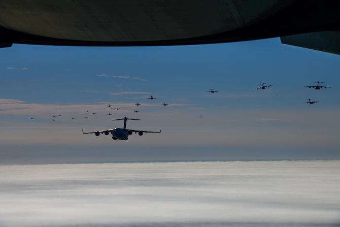 De la baza militară americană Charleston au fost lansate nu mai puțin de 24 de aeronave de transport C-17 Globemaster III. Sursa Foto: U.S. Air Force.