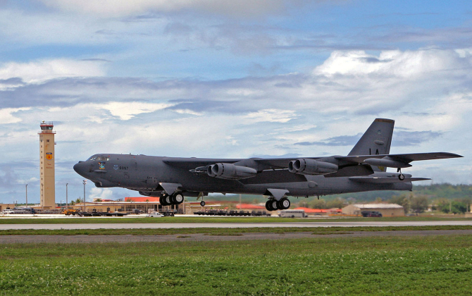 2. Boeing B-5... (bombardier-b-52_stratofortress_83131800.jpg)