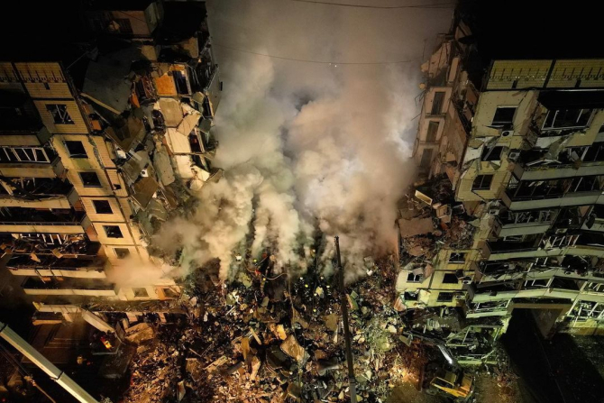 Blocul de locuințe din Dnipro lovit de o rachetă rusească. Imobilul s-a prăbușit ulterior. Zeci de oameni au murit, alții zeci au rămas prinși sub dărâmături. Foto: Administrația Prezidențială de la Kiev